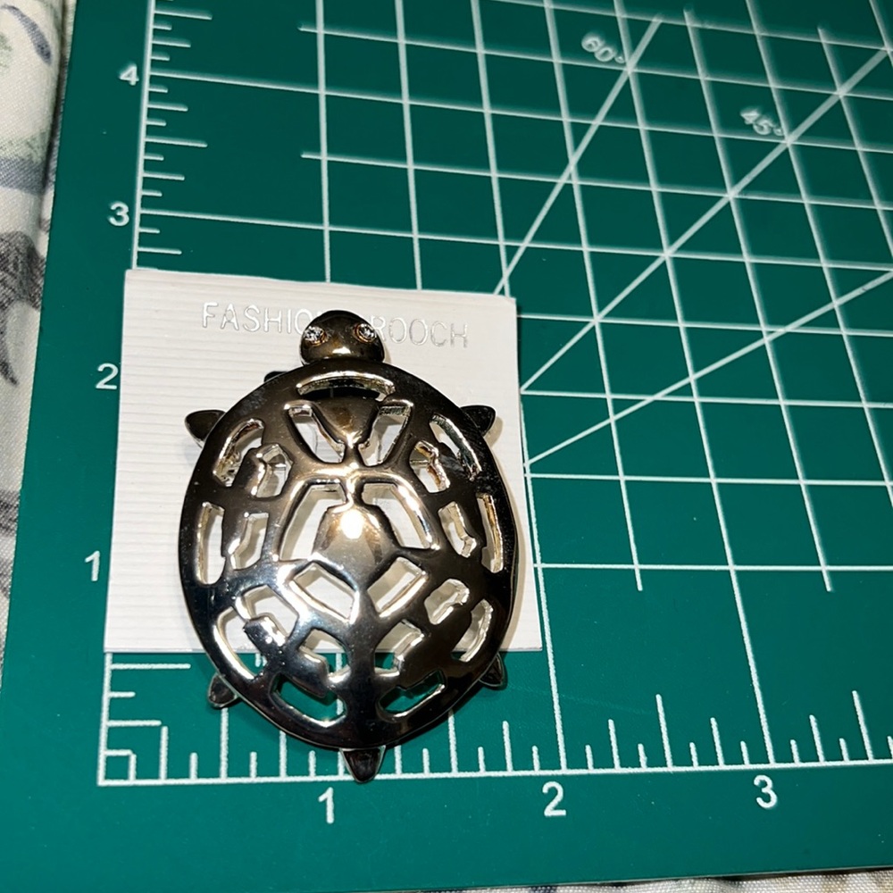 New Fashion Brooch Turtle Rhinestone Eyes Open Greek Key Cut Out Silver Tone